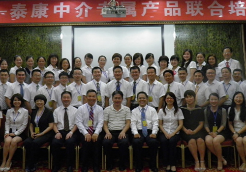 泛华联兴副总裁刘全杰、湖南泰康人寿总经理尹建新与全体学员结训合影